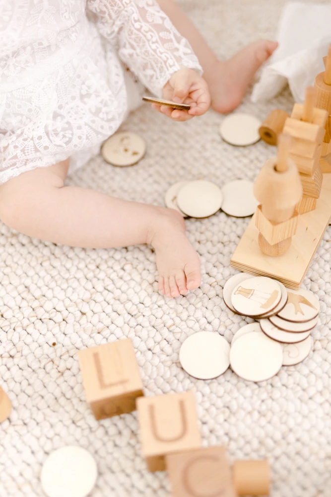 enfant jouer jouet puzzle gris